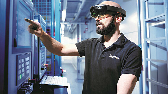 A Leadec employee carrying out smart condition monitoring with VR glasses.